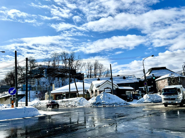Otaru, a small town in Hokkaido that is a must-go destination, clear blue skies and the sun blazing 