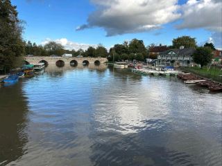 物語と魅力に満ちた川沿いの町