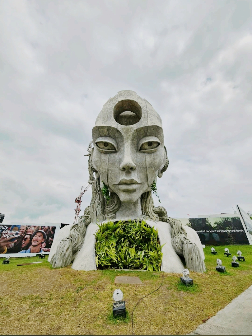 #balionbudget

Nuanu Bali adalah destinasi visioner yang memadukan seni, alam, dan inovasi menjadi pengalaman budaya yang unik.

Berlokasi di Tabanan, Nuanu Creative City adalah pusat futuristik yang mendefinisikan ulang arti liburan di Bali. Berbeda dengan pariwisata yang berpusat pada pantai pada umumnya, Nuanu menawarkan pelarian yang menyegarkan ke dunia di mana teknologi, keberlanjutan, dan kreativitas bertemu. Ruang ini dirancang berdasarkan lima pilar utama: pendidikan, seni dan budaya, alam, kesehatan, dan gaya hidup, menjadikannya ideal untuk keluarga, insan kreatif, dan wisatawan yang ingin tahu.

Pengunjung akan disambut oleh landmark yang memukau seperti The Earth Sentinels karya Daniel Popper, sebuah instalasi seni monumental yang menjadi inspirasi bagi pengalaman imersif yang akan datang. Dari lokakarya interaktif dan retret kesehatan hingga ruang hidup ramah lingkungan, Nuanu mendorong eksplorasi dan pembelajaran dalam lingkungan yang dinamis dan berbasis komunitas. Nuanu bukan sekadar tempat untuk dikunjungi—ini adalah tempat untuk terlibat, berefleksi, dan berkembang.

Baik Anda mencari liburan keluarga yang bermakna, mengisi ulang kreativitas, atau melihat sekilas lanskap budaya Bali yang terus berkembang, Nuanu Bali menonjol sebagai destinasi yang wajib dikunjungi pada tahun 2025.