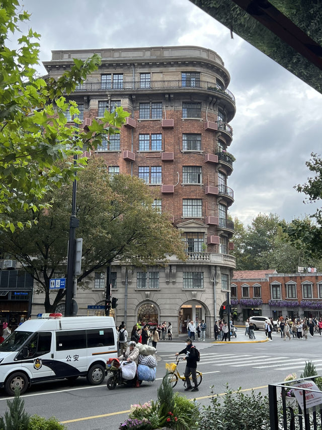 Couples’ Chill Weekend in Shanghai: Iconic Sights, Cloudy Vibes & Hidden Eats ☁️🏙️ Couples’ Chill Weekend in Shanghai: Iconic Sights, Cloudy Vibes & Hidden Eats ☁️🏙️