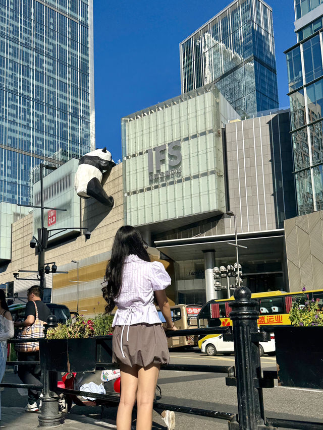 จุดถ่ายรูป “หมีแพนด้าเกาะตึก IFS” ที่เฉิงตู