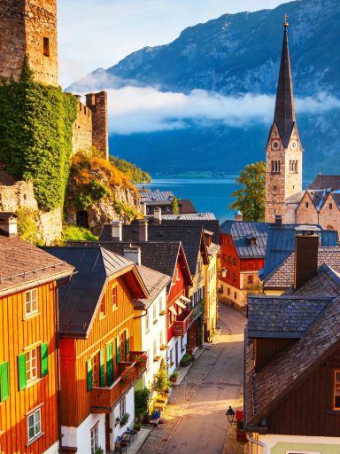 スイスの谷間に隠されたカラフルな童話の世界：ルンゲンの町 | Trip