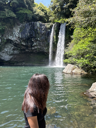  제주도에서 만난 평화로운 폭포 자연 명소 。