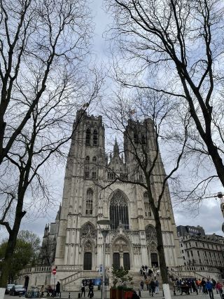 Знакомство со знаменитым собором в центре Брюсселя: Cathédrale Saints-Michel-et-Gudule.