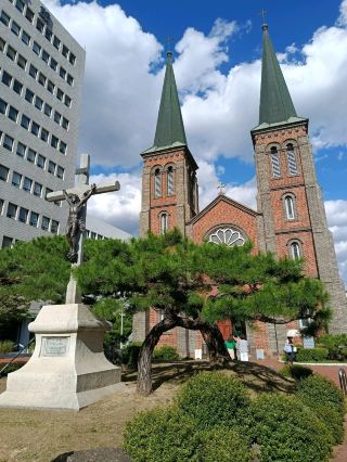 【Daegu, South Korea 🇰🇷】Gyesan Cathedral

Gyesan Cathedral is a famous landmark in Daegu, South Korea. Originally built in 1891, it was the third European-style building in Korea after Seoul and Pyongyang, and the first Gothic-style cathedral in Yeongnam. Damaged by fire, it was rebuilt in 1902 by French priest Father Robert, resulting in its current form.

The cathedral boasts a soaring bell tower and is famous for being a filming location for the drama series "The King: Eternal Monarch." The colorful stained glass windows inside, imported directly from France, shimmer in the sunlight, and the images of priests depicted within them add to the solemn atmosphere.

#Daegu #DaeguTravel #KoreaTravel #DaeguAttractions #GyesanCathedral