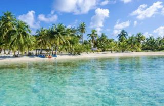 🇧🇿 Travel to Belize — a small country with beautiful beaches.