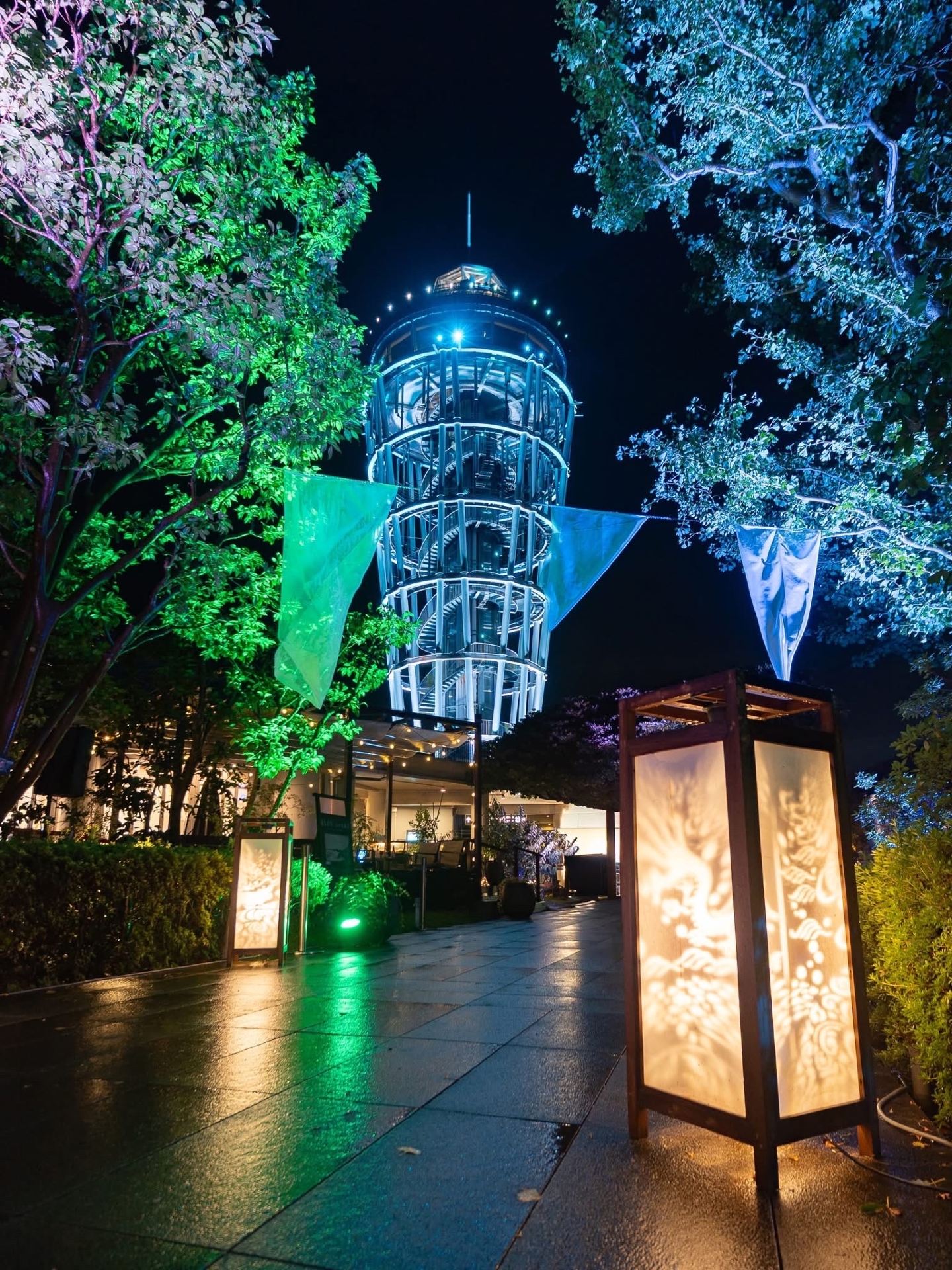 Have you ever seen Enoshima after dark? 🏮