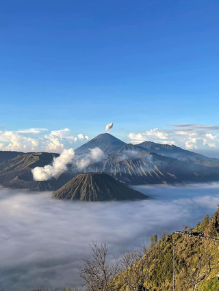 Gunung Bromo — Kala Api Menyapa Langit Pagi 。
