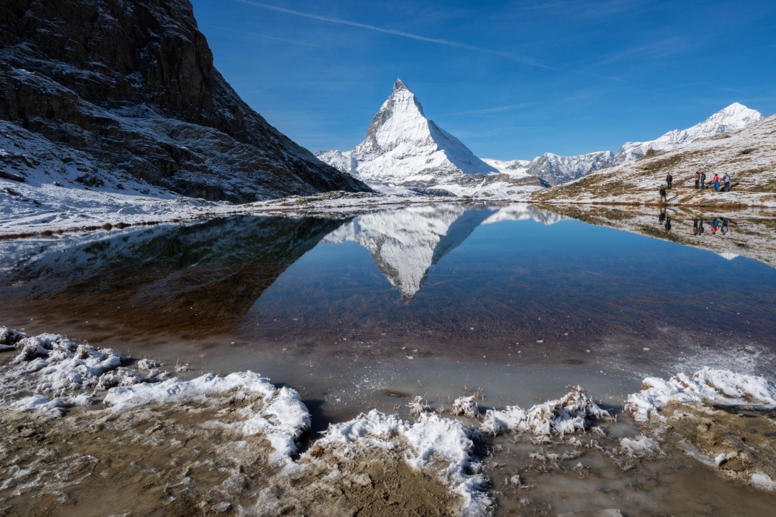 🏔️ 阿爾卑斯山之冠:為何採爾馬特與標誌性的馬特洪峰是每位旅客的必遊之地! 🇨🇭✨

採爾馬特坐落在歐洲最傳奇的金字塔形山峰馬特洪峰腳下,是名副其實的阿爾卑斯山仙境。這座位於瓦萊州海拔1600公尺的無車度假村,將歷史悠久的木屋和鵝卵石小徑與高海拔探險和米其林星級山地餐廳完美融合。

馬特洪峰(海拔4478公尺)那標誌性的牙齒狀輪廓巍然聳立於天際線之上。無論您是來此徒步遊覽高山湖泊、乘坐歐洲最高的纜車,還是跨越國界滑雪,採爾馬特都能為您提供全年難忘的阿爾卑斯山度假體驗。

🚠 採爾馬特和馬特洪峰的精彩體驗

搭乘戈爾內格拉特齒軌鐵路:從採爾馬特火車站搭乘歐洲最古老的露天電動齒軌火車,前往海拔 3,089 公尺的戈爾內格拉特山脊。山頂平台可 360 度全景欣賞 29 座海拔超過 4,000 公尺的山峰以及壯麗的戈爾內冰川。

拍攝里弗爾湖的倒影:在羅滕博登下車,步行 10 分鐘即可抵達里弗爾湖。在風平浪靜的清晨,湖面會如鏡般倒映出馬特洪峰東側的壯麗景色。

攀登馬特洪峰冰川天堂:搭乘馬特洪峰冰川 3S 纜車,前往海拔 3,883 公尺的歐洲最高山頂纜車站。漫步於冰川宮內鑿刻的冰洞,登上360度全景觀景台俯瞰三國風光,並可全年體驗夏季冰川滑雪的樂趣。

健行五湖步道(5-Seenweg):這條經典的9.8公里健行路線從布勞赫德 (Blauherd) 出發,一路下行至蘇內加 (Sunnegga),途經斯特利湖 (Stellisee)、格林吉湖 (Grindjisee)、格呂恩湖 (Grünsee)、莫斯吉湖 (Moosee) 和塞塞湖(Leisee),每個湖泊都可欣賞到這座標誌性山峰的獨特景色。

漫步歷史悠久的欣特多夫區:漫步於採爾馬特村保存完好的中心地帶,這裡矗立著30多座建於16至18世紀的傳統木結構穀倉、倉庫和木屋,它們都建在圓形平石(鼠板)上,以防止囓齒動物侵擾。

💡 旅遊必備貼士

最佳旅遊時間:

夏季及初秋(6月至10月):最適合體驗清澈的高山健行步道、欣賞繁花似錦的草甸以及登山車騎乘。

冬季(12月至4月):這裡是頂級的冬季運動中心,擁有360公里相互連接的滑雪道,其中部分雪道甚至延伸至義大利布勒伊-切爾維尼亞。

無車出遊:採爾馬特禁止私家車通行。駕駛者必須將車停在塔什的大型汽車站,然後搭乘每20分鐘一班的接駁列車前往鎮中心。在鎮內,您可以步行、搭乘電動計程車或綠色電動巴士出行。

搭乘火車前往:搭乘瑞士聯邦鐵路(SBB)前往維斯普或布里格,然後直接轉乘馬特洪峰-聖哥達鐵路(MGB),沿著風景秀麗的山谷一路攀升至採爾馬特。

海拔與天氣:海拔3000公尺以上氣溫驟降,即使是陽光明媚的夏日也是如此。建議多層穿衣,攜帶防風外套,並塗抹高倍防曬霜,戴上防紫外線太陽眼鏡,以應對強烈的高山眩光。

#旅行 #自然奇觀 #我的行程 #2026旅行 #玩樂推薦 #家庭旅行
