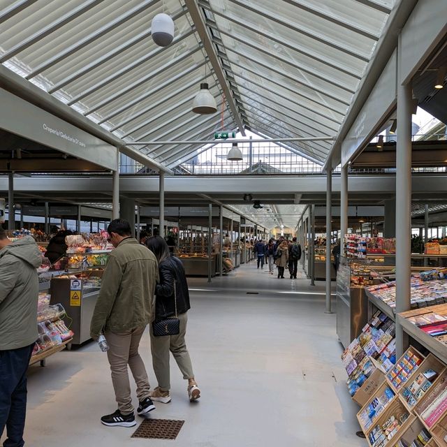 Foodies must visit Bolhao market in Porto 