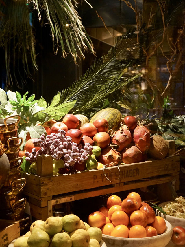 London | The attractive restaurant with green plants in Mayfair