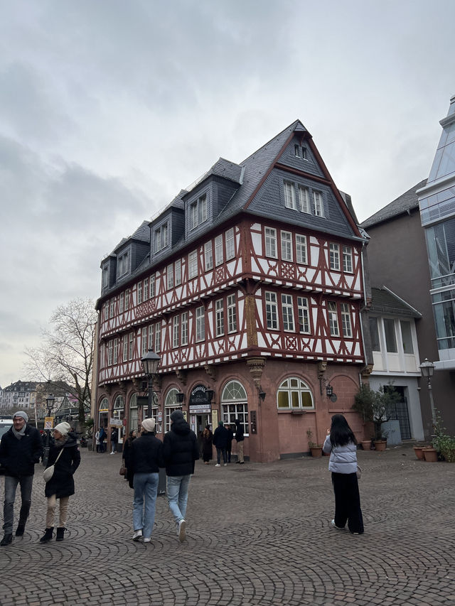 From medieval roots to modern marvels, Frankfurt is a city of contrasts ✨🇩🇪 