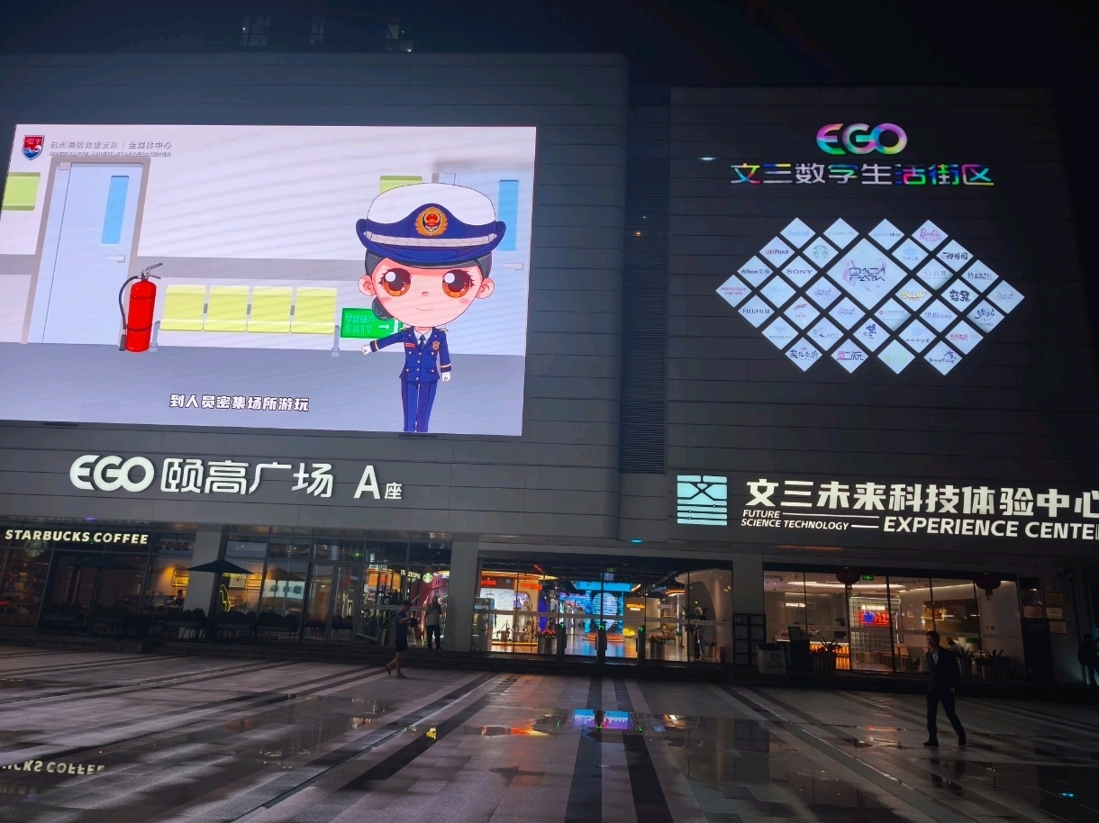 #Wensan Future Technology Experience Center #Meet Six Little Dragons Life Exhibition Hall 181025 (2) The focus of the first day is to visit the Meet Six Little Dragons Life Exhibition Hall, but I can't book it, and primary school students and groups can participate, really disappointed 😥😓! Only book Wen San Future Technology Experience Center, but only the night of the 18th and the night of the 25th can choose, 25th I have left Hangzhou, so had to visit Hangzhou the first night to visit immediately!
You have to make an appointment to visit, fortunately than I was able to make an appointment, I saw that the beginning of October can no longer book, it turns out that there are designated times per week that are free, other times have to be charged.
Because it is so popular, even if you successfully enter to visit, you still have to compete with children and parents to take pictures 📸📸😅! Luckily there were still a couple of singles similar to me who came to check in and ask questions!
Of course, there is also a robot and robot dog show session, as well as products for sale of the Six Little Dragons and an introduction to their history.
Although the mechanical beauty at the door is a bit fake, I think it’s already good!

