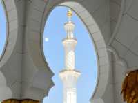 🌙 은빛 하늘 아래의 침묵, 모스크의 밤 🇦🇪