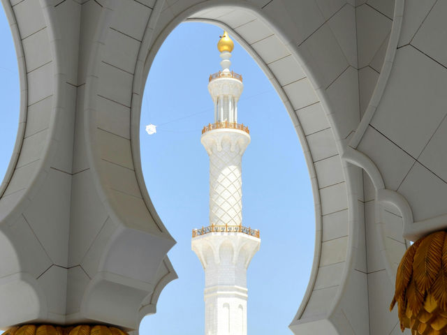 🌙 은빛 하늘 아래의 침묵, 모스크의 밤 🇦🇪