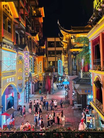 72座魔幻之塔」：現實中的賽博朋克中國｜Trip.com 張家界