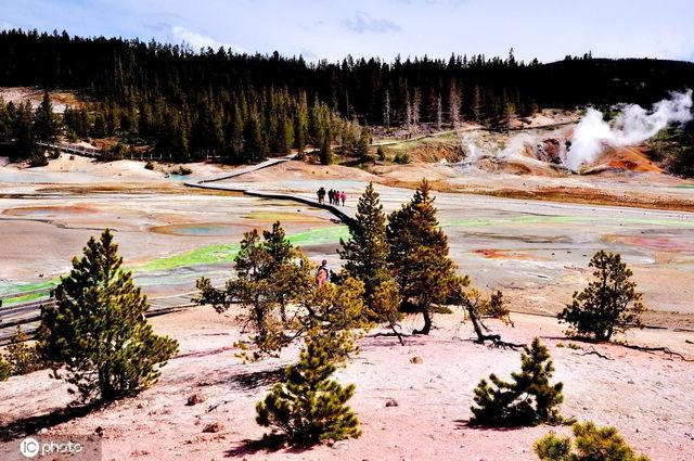 Yellowstone National Park | is the first national park in the world | is a famous tourist destination with a sense of responsibility.