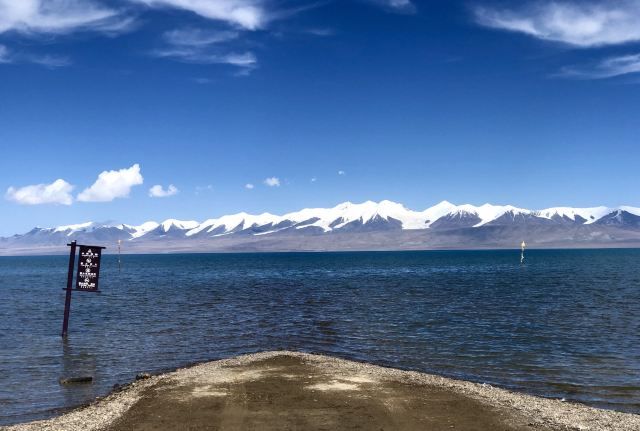 青藏高原上的鹹水湖