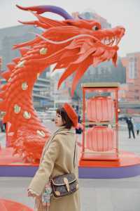 太震撼了徐家匯驚現中國紅的二龍戲珠