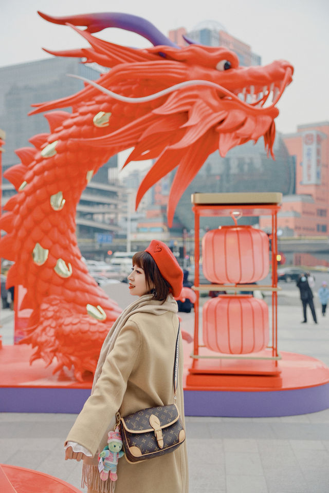 太震撼了徐家匯驚現中國紅的二龍戲珠 太震撼了徐家匯驚現中國紅的二龍戲珠