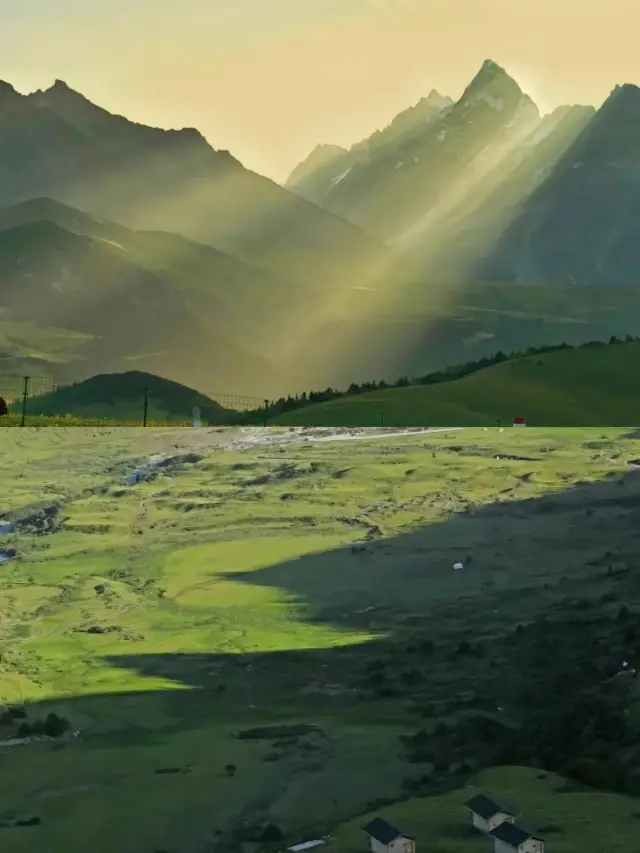 Litang | The golden light envelops the sincere faith of the city in the sky