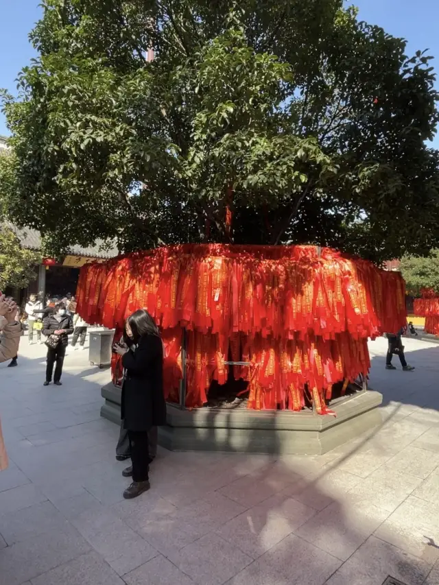 Under the trend of commercialization, how do Shanghai's temples make money?