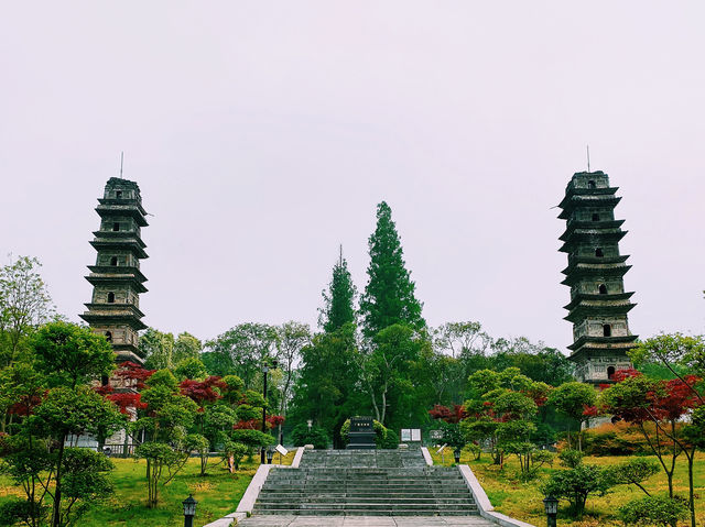 彼此相看永不厭，唯有敬亭山