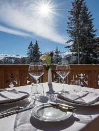 🏔️ Courchevel's Cozy Corners: Le Strato Hotel 🛌✨