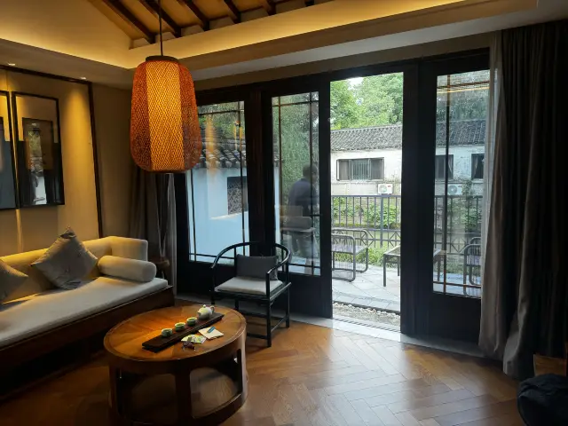 호텔은 고촌락이고, 고촌락은 호텔이다