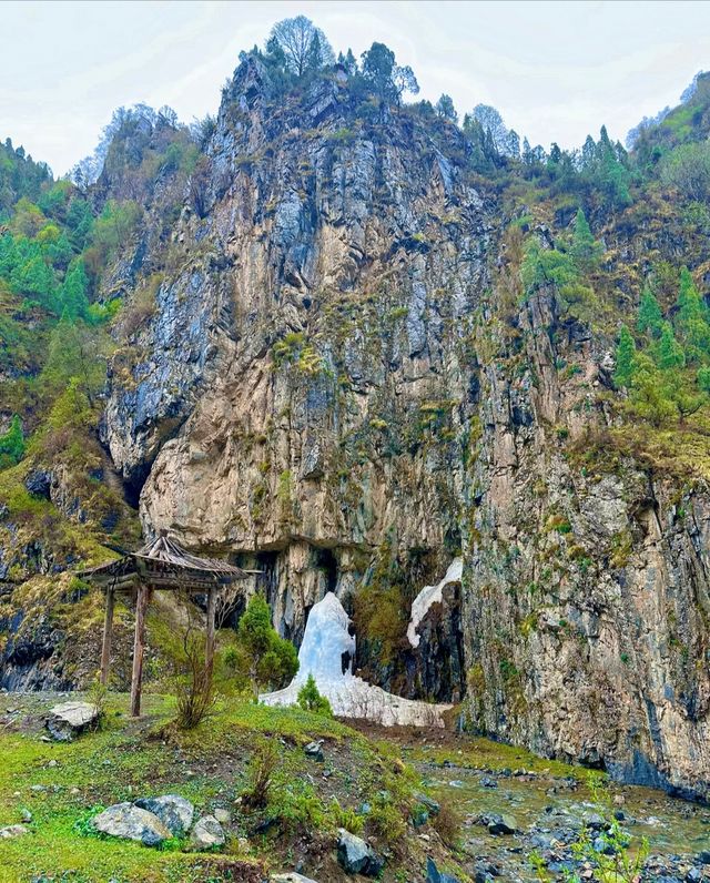 陡峭山壁中的察汗河。