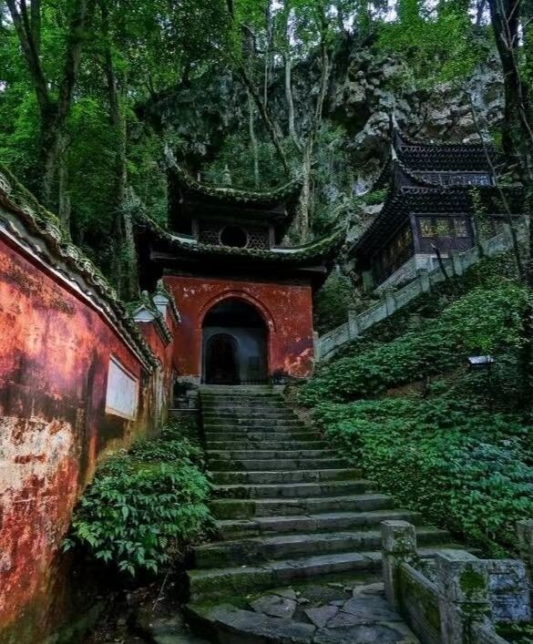 穿梭百年古刹，飞云崖上的時光印記。