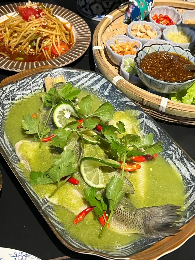 Chengdu, Chengdu!! A Thai family restaurant opened by a couple from Bangkok.