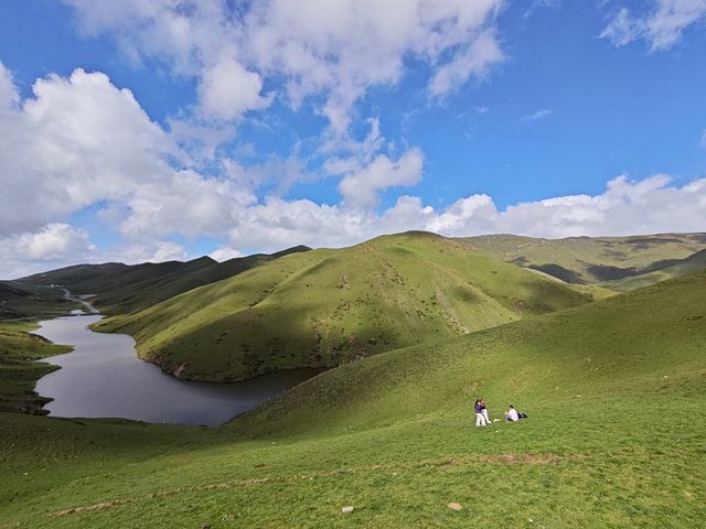 藍天白雲，陽光普照。山花浪漫，河水清清。