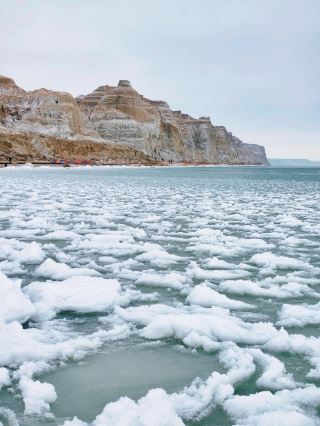 新疆阿勒泰烏倫古湖｜在銀白色冬天趕一場雪海日落