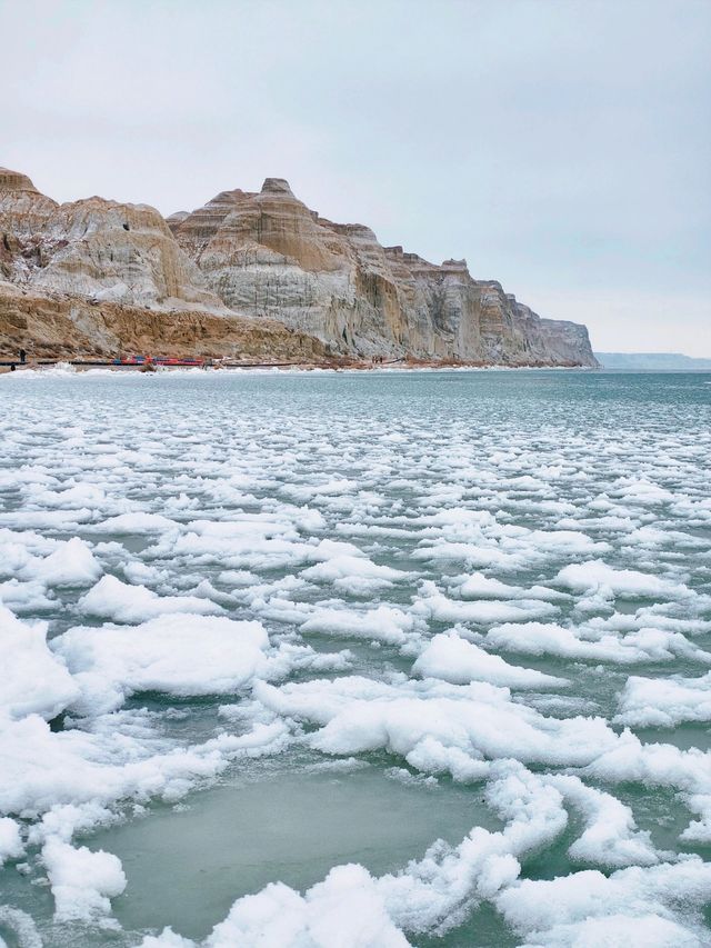 新疆阿勒泰烏倫古湖｜在銀白色冬天趕一場雪海日落