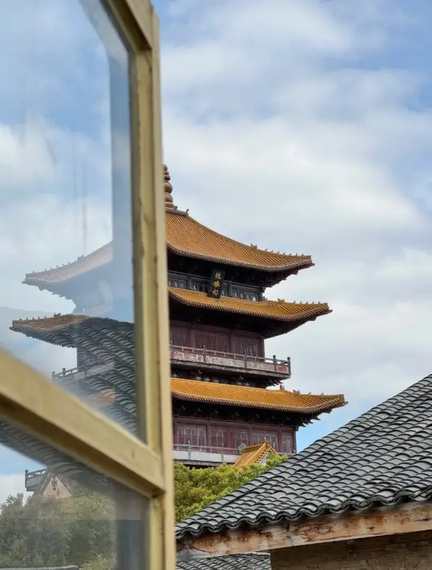 浸式入住体験｜窓を開けると龍珠閣が見える宝物ホテル