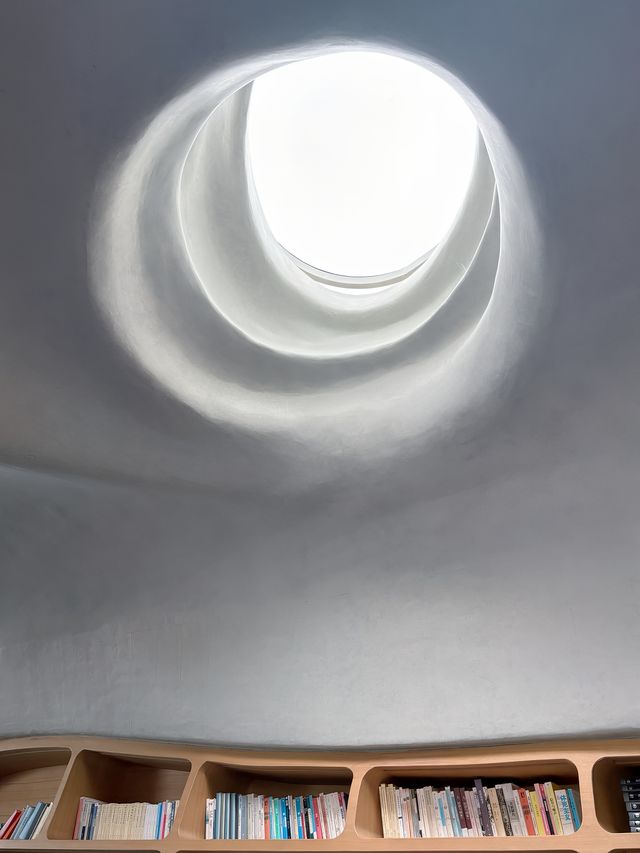 可以平躺的，洞穴圖書館