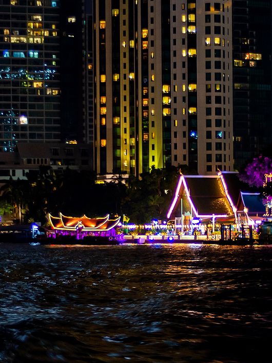 Your Complete Guide to a Chao Phraya River Night Cruise in Bangkok 🌃