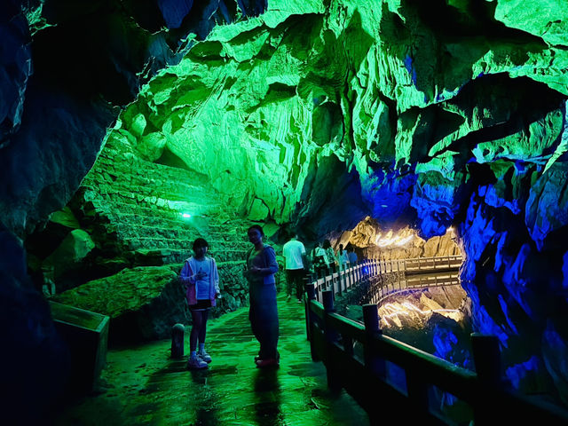 Discover Qiliang cave FengHuang Hunan