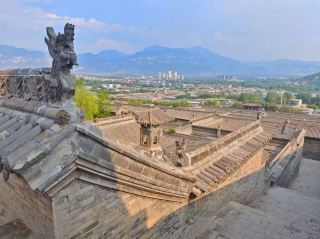 Exploring the Wang Family Compound, Embracing Warm Moments at Wenjing Hotel