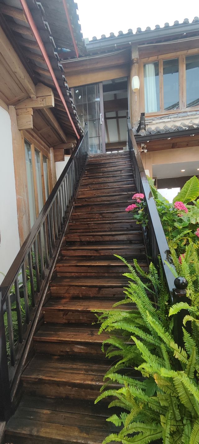 將納西族的浪漫，全融入一磚一瓦、一花一木中。