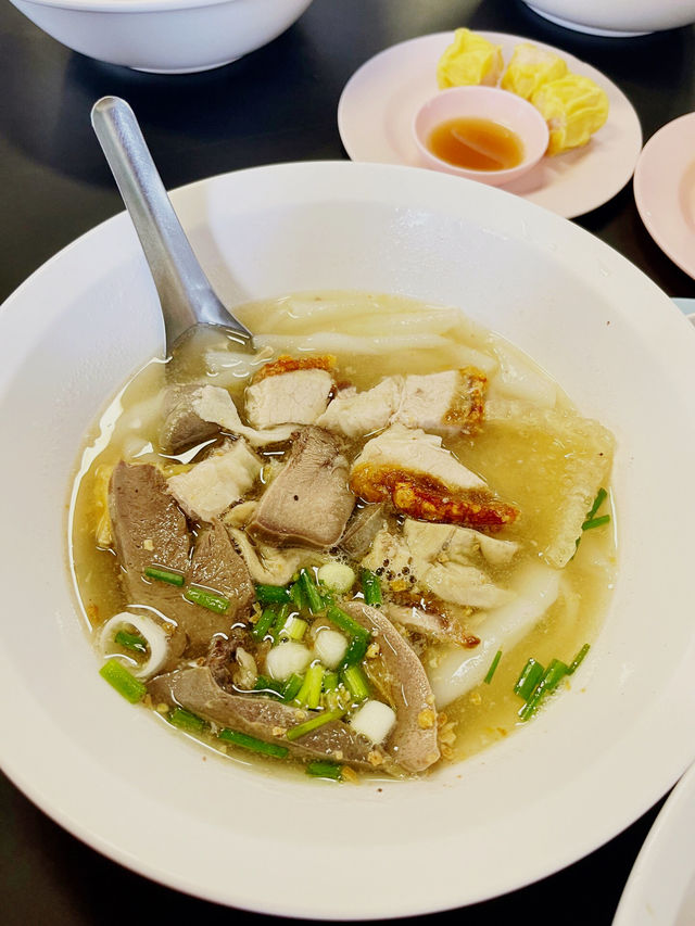 🥓曼谷米其林級街頭美食！脆皮燒肉酥到掉渣的國民小吃～