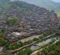以下是一份簡單嘅貴州旅遊攻略：   行前須知   - 最佳旅行時間：5-10月氣溫適中，雨水充沛，自