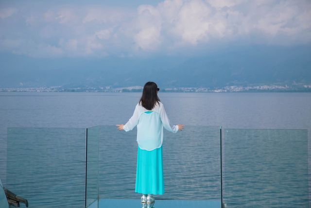 枕浪而眠，喺洱海盡頭做一場純白色嘅夢