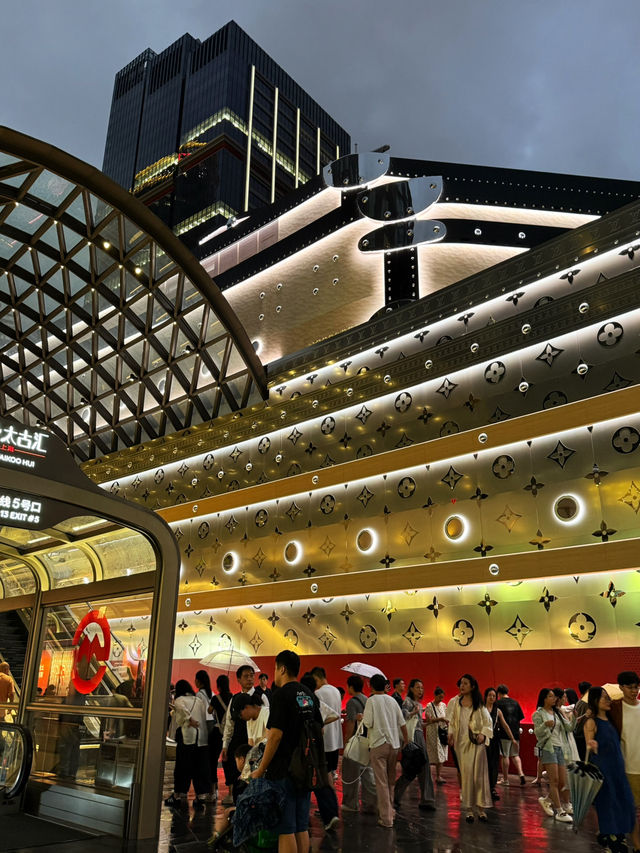 LV huge cruise enters to Shanghai 🚢