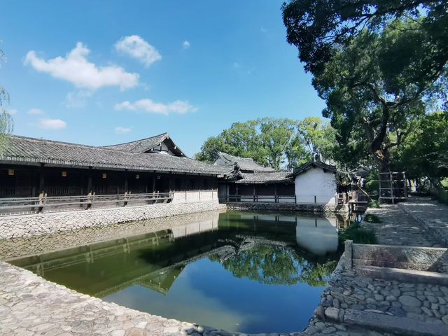 古村秋色藏詩意