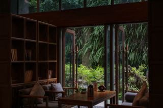 Living life like poetry between the warmth of everyday moments and elegance