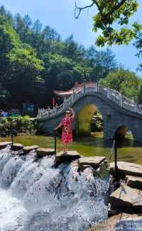 浙南秘境龍灣潭在千米懸空棧道看絕美飛瀑