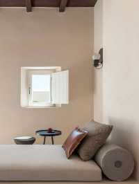 希臘聖托里尼｜打卡隱藏黑沙灘邊的絕美酒店