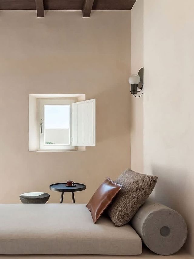 希臘聖托里尼｜打卡隱藏黑沙灘邊的絕美酒店